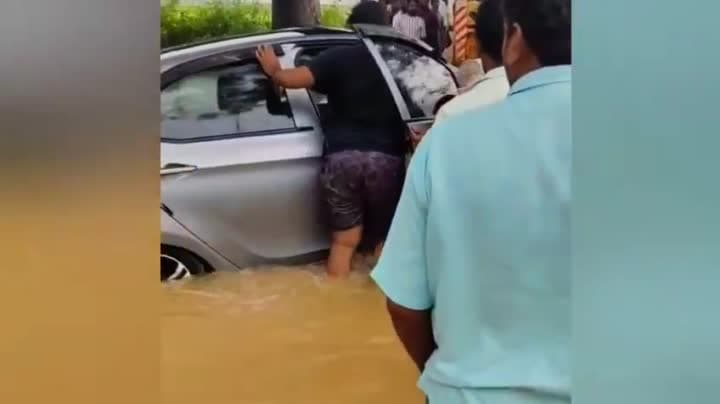 వరద ఉధృతి.. కొట్టుకుపోయిన కారు