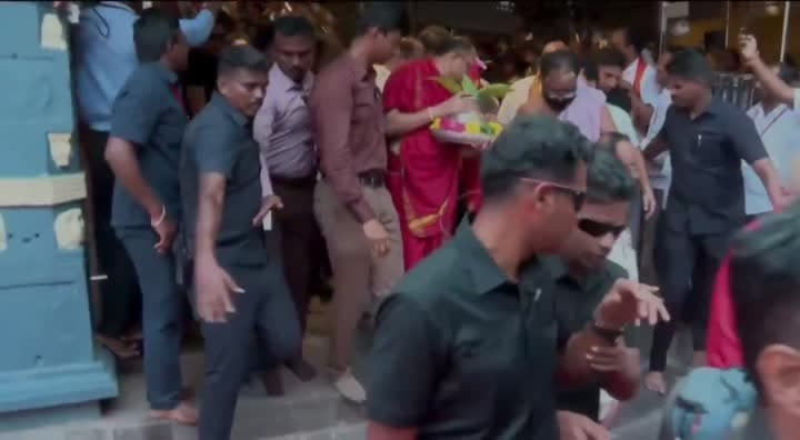 కనకదుర్గమ్మను దర్శించుకున్న తమిళనాడు సీఎం విజయ్