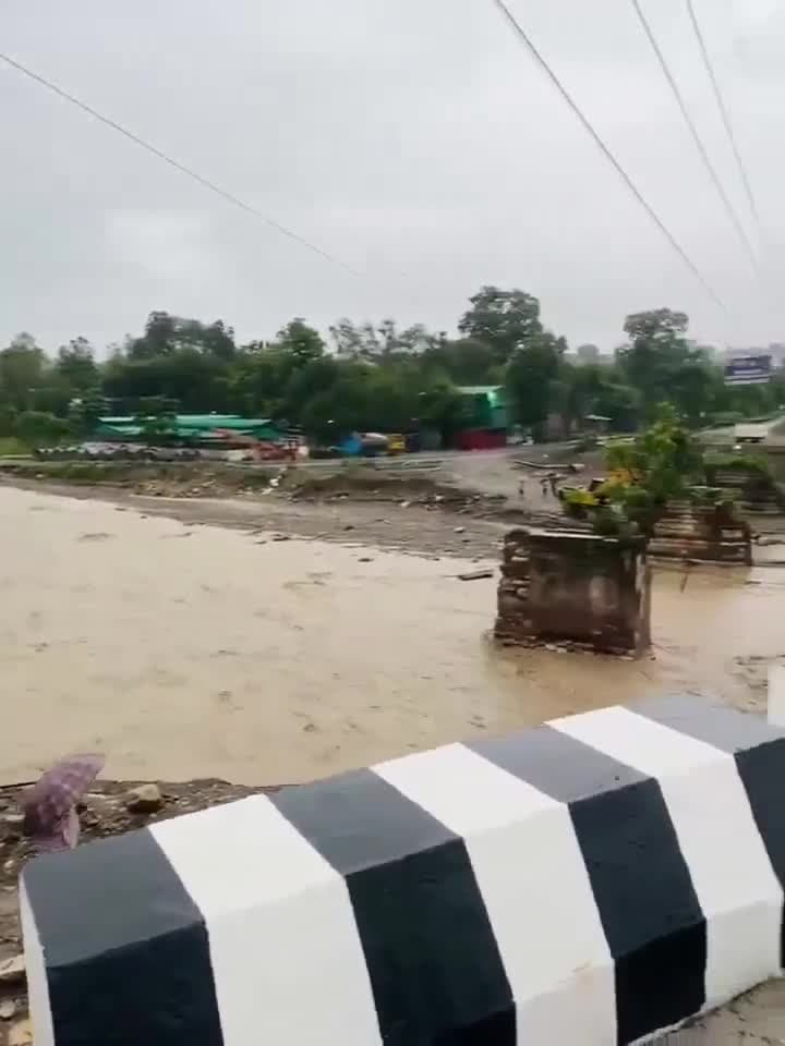 భారీ వర్షాలకు కుంగిన వంతెన రహదారి