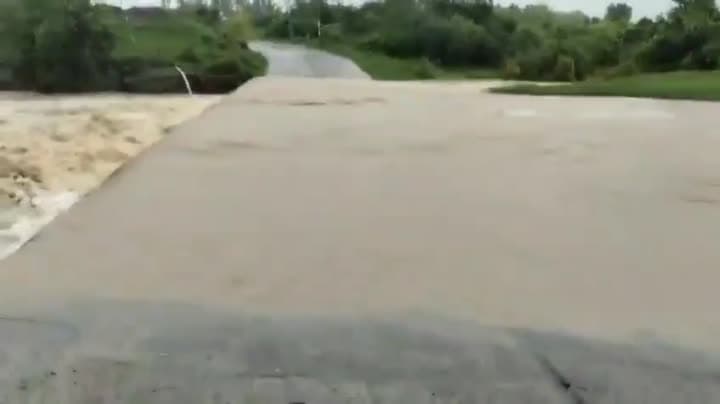 భారీ వర్షాలకు రాకపోకలు నిలిపివేత