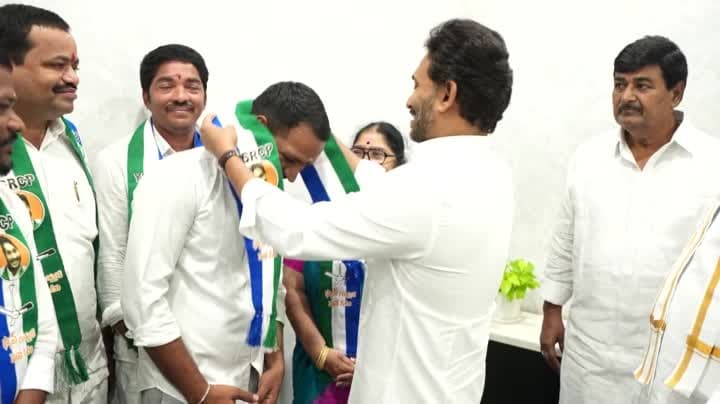 టీడీపీకి షాక్‌.. వైసీపీలో చేరిన గుండ లక్ష్మీదేవి