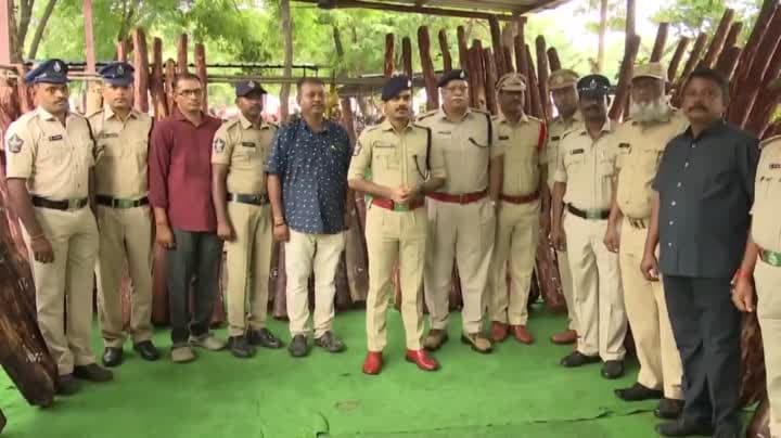 కడపలో 9 మంది ఎర్రచందనం స్మగ్లర్ల అరెస్ట్