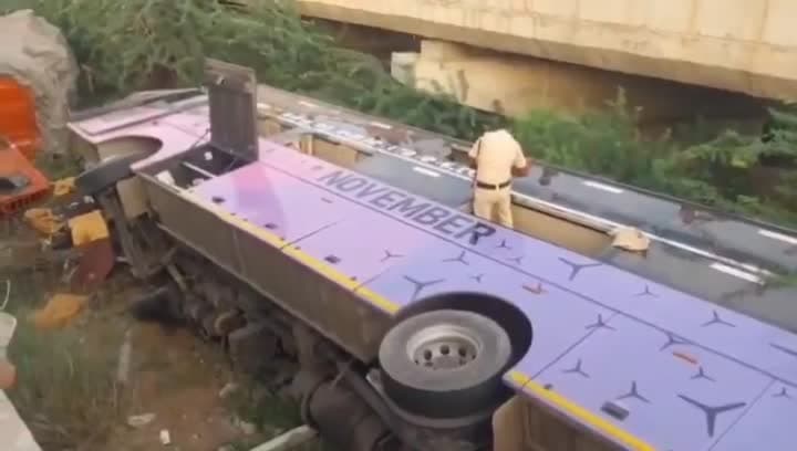 బ్రిడ్జిపై నుంచి పడిన వోల్వో బస్సు