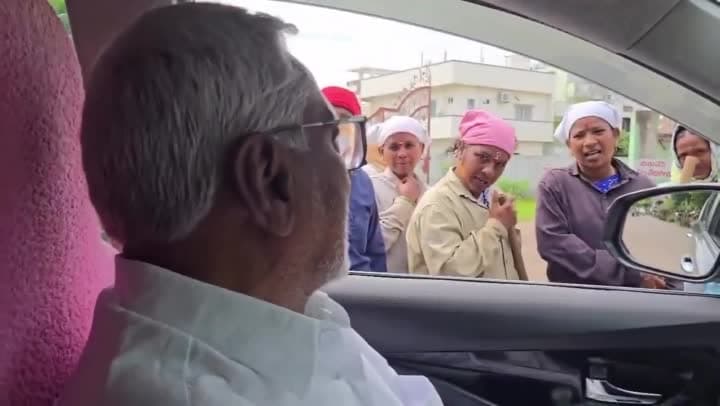 పారిశుధ్య కార్మికుల సమస్యలు తెలుసుకున్న మాజీ మంత్రి