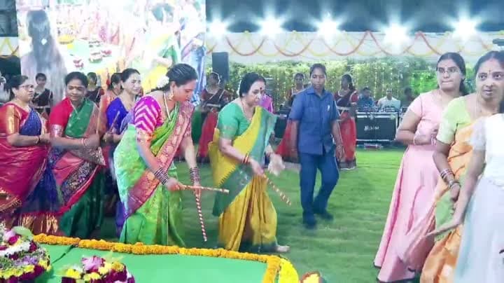 లోక్‌భవన్‌లో ఘనంగా బతుకమ్మ వేడుకలు
