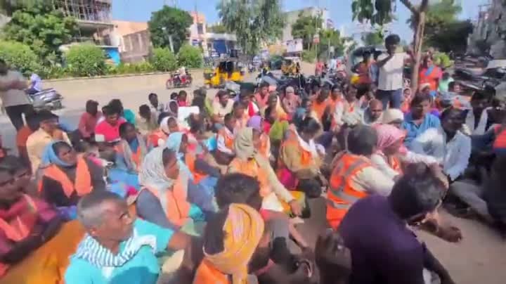 కమిషనర్‌పై కార్మికుల ఆందోళన