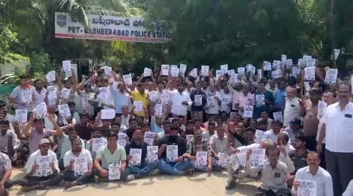 పేట్ బషీరాబాద్ పీఎస్‌ వద్ద ఉద్రిక్తత.. మార్వాడి సంఘం నిరసన
