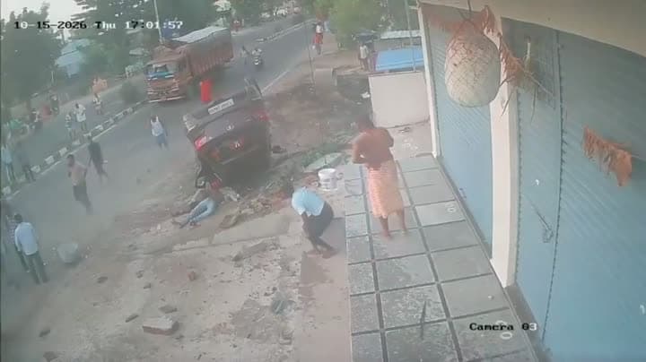 హుజూరాబాద్‌లో కారు బోల్తా.. ఒకరు మృతి