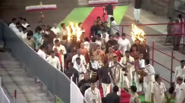శ్రీవారికి పట్టు వస్త్రాలు సమర్పించిన చంద్రబాబు