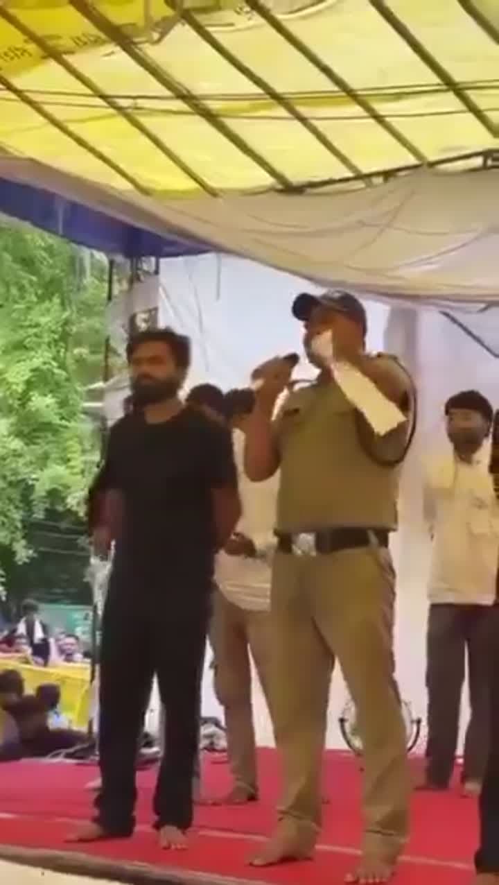 విద్యార్థుల కోసం పోలీస్ రాజీనామా.