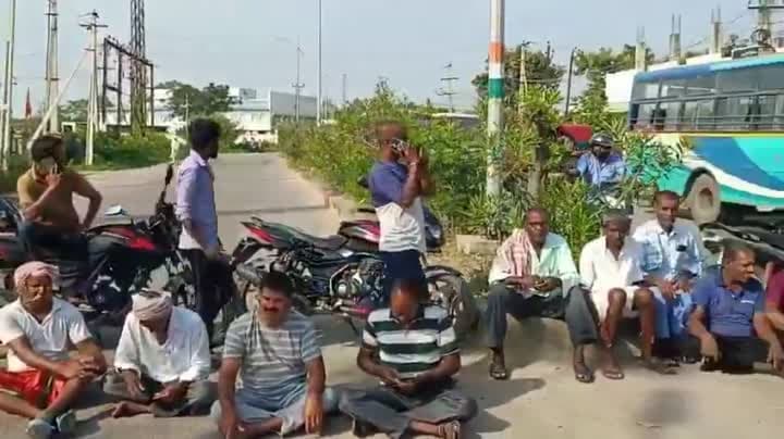 రామాయంపేటలో సబ్‌స్టేషన్‌ ఎదుట రైతుల ధర్నా