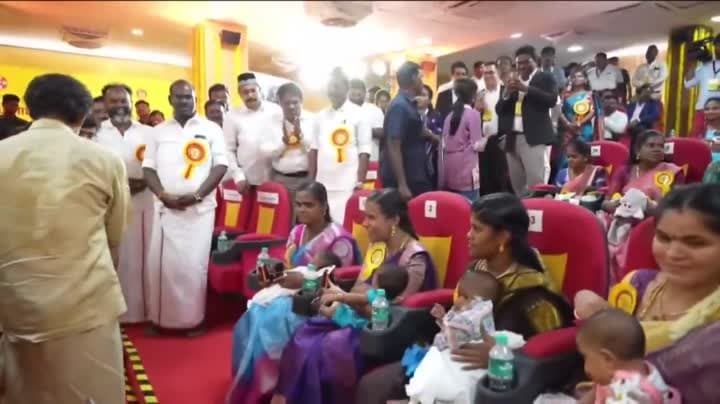 శిశువులకు బంగారు ఉంగరాలు అందించిన విజయ్