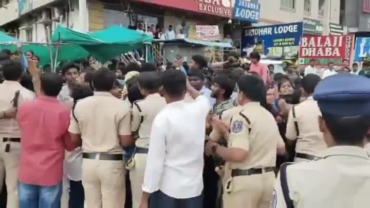 పాలిటెక్నిక్‌ విద్యార్థులపై పోలీసుల లాఠీఛార్జ్‌