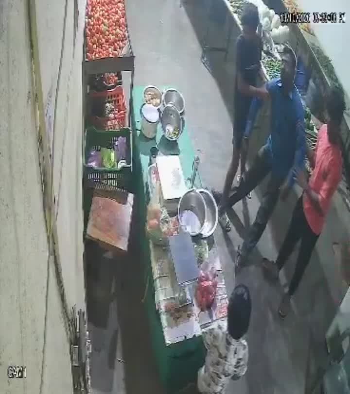 కూరగాయలు కొంటూ గుండెపోటుతో వ్యక్తి మృతి