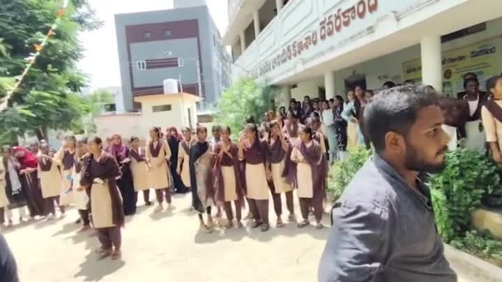 లెక్చరర్‌కు దేహశుద్ధి చేసిన ఏబీవీపీ కార్యకర్తలు