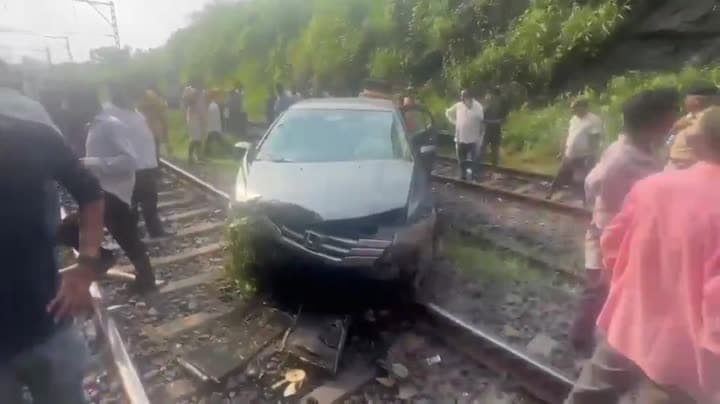 రైల్వే ట్రాక్‌పై పడిన కారు.. లోకల్ ట్రైన్లకు బ్రేక్