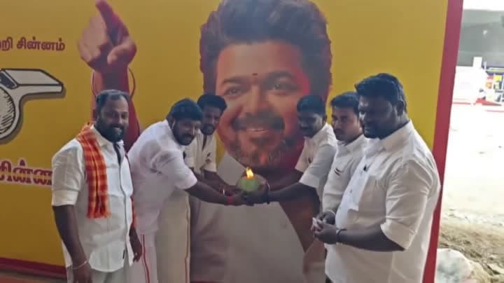 ఉపఎన్నికలో TVK ఆధిక్యంతో కార్యకర్తల సంబరాలు