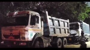 అమరావతి: అక్రమ మట్టి రవాణా చేస్తున్న రెండు టిప్పర్లు సీజ్