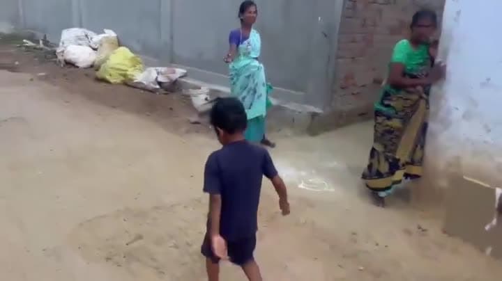 తండ్రి దాచిన బైక్‌ను చూపించిన బాలుడు