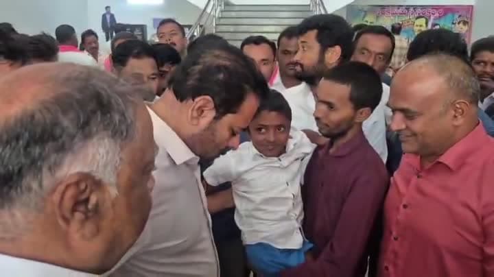 కేటీఆర్‌ను కలిసిన ఖమ్మం దివ్యాంగుడు 