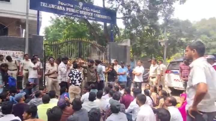 AEE పరీక్ష వాయిదా వేయాలని టీజీపీఎస్సీ కార్యాలయం ఎదుట నిరసన