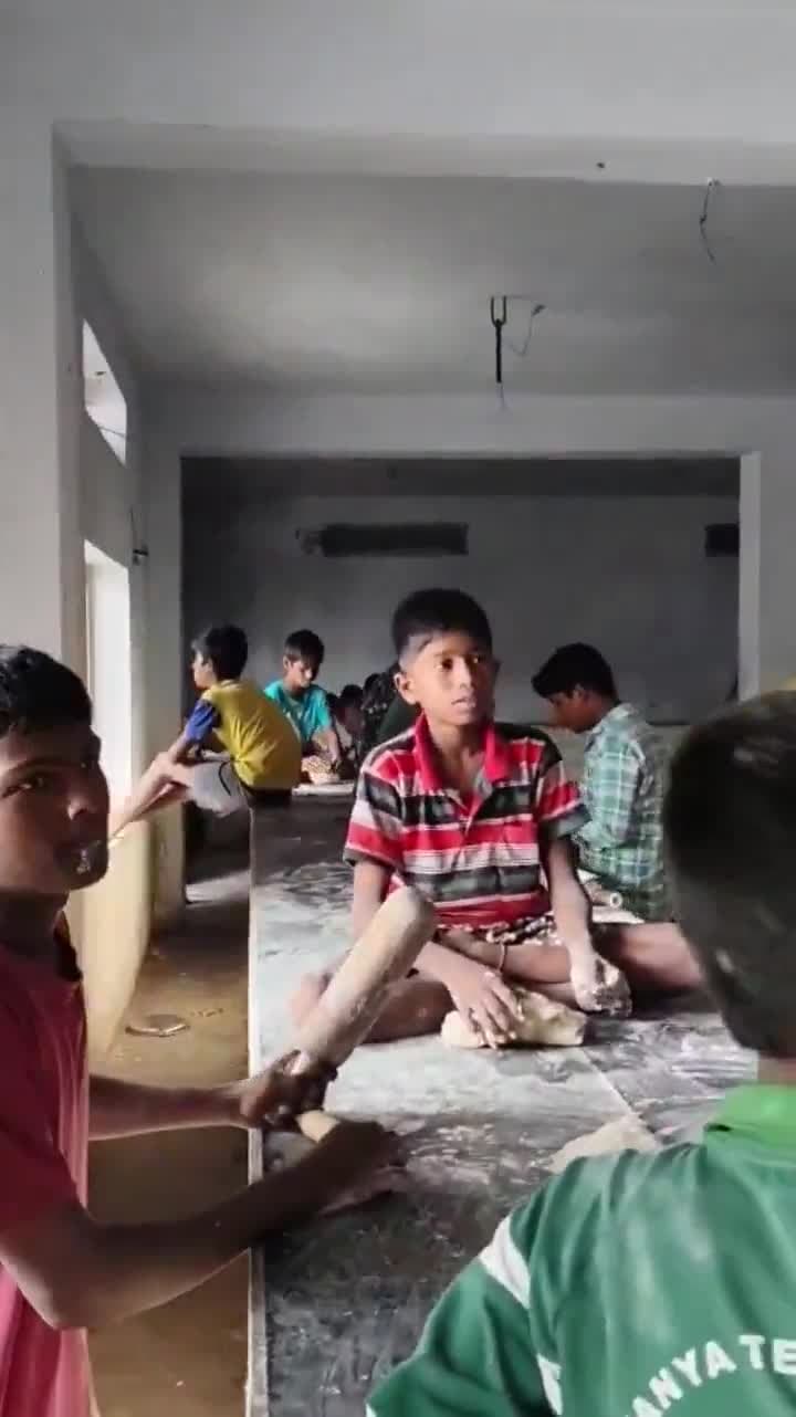 విద్యార్థులతో వంట పనులు- జోరుగా ఆరోపణలు
