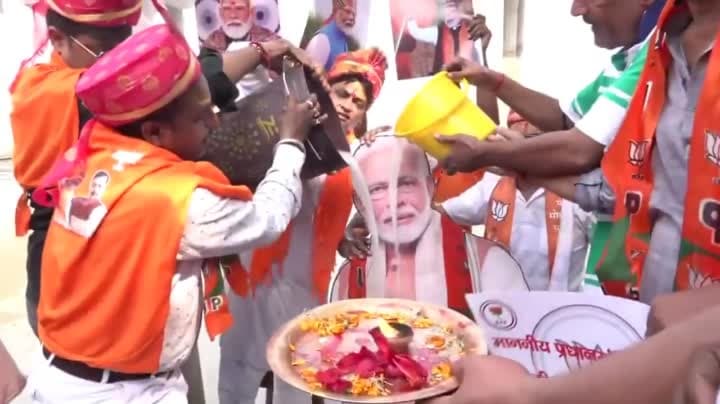 మోదీ జన్మదినం ముందు బీజేపీ కార్యకర్తల వేడుక
