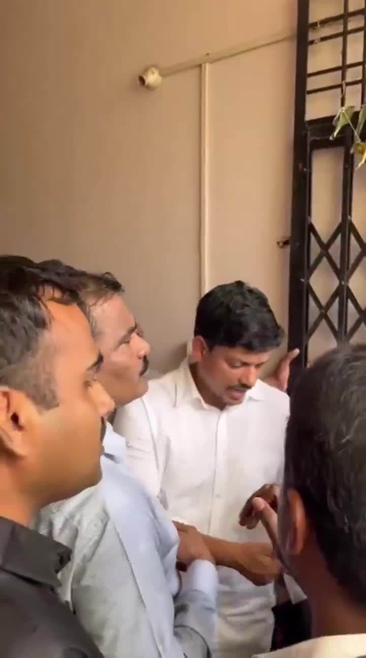 బీఆర్‌ఎస్‌ నాయకుడు ఇంట్లోకి పోలీసులు