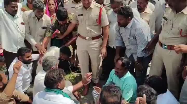 మెదక్‌లో కరెంట్ కోసం అధికారుల కాళ్లపై పడ్డ రైతులు