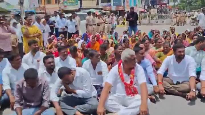 నారాయణపూర్‌ ముంపు గ్రామంగా ప్రకటించాలని ధర్నా