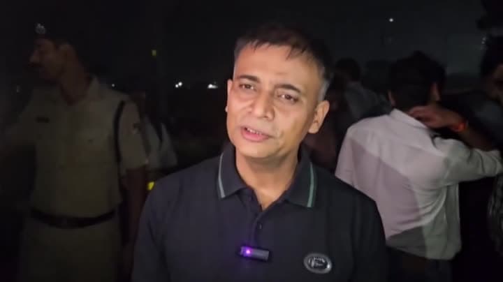 పట్టాలపై చిక్కుకున్న కారును ఢీకొట్టిన ఎక్స్‌ప్రెస్ రైలు