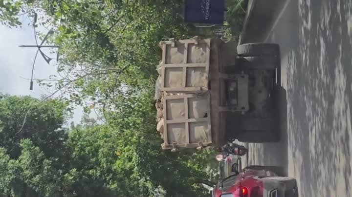 రాళ్ల లోడ్ లారీలతో ప్రమాద భయం
