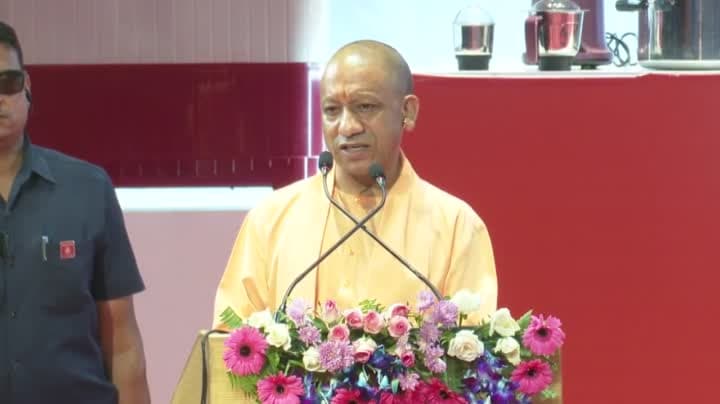 కూలీలు కాదు.. పారిశ్రామికవేత్తలుగా ఎదగాలి: యోగి