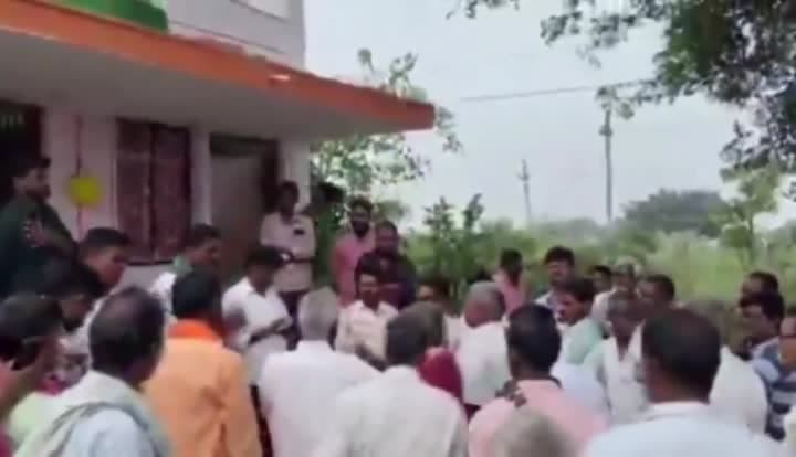 విద్యుత్‌ కోతలపై రైతుల ధర్నా