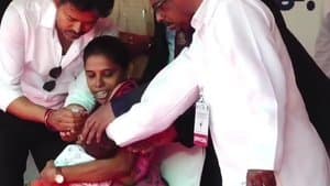 చిన్నారులకు పోలియో చుక్కలు వేసిన సీఎం విజయ్‌