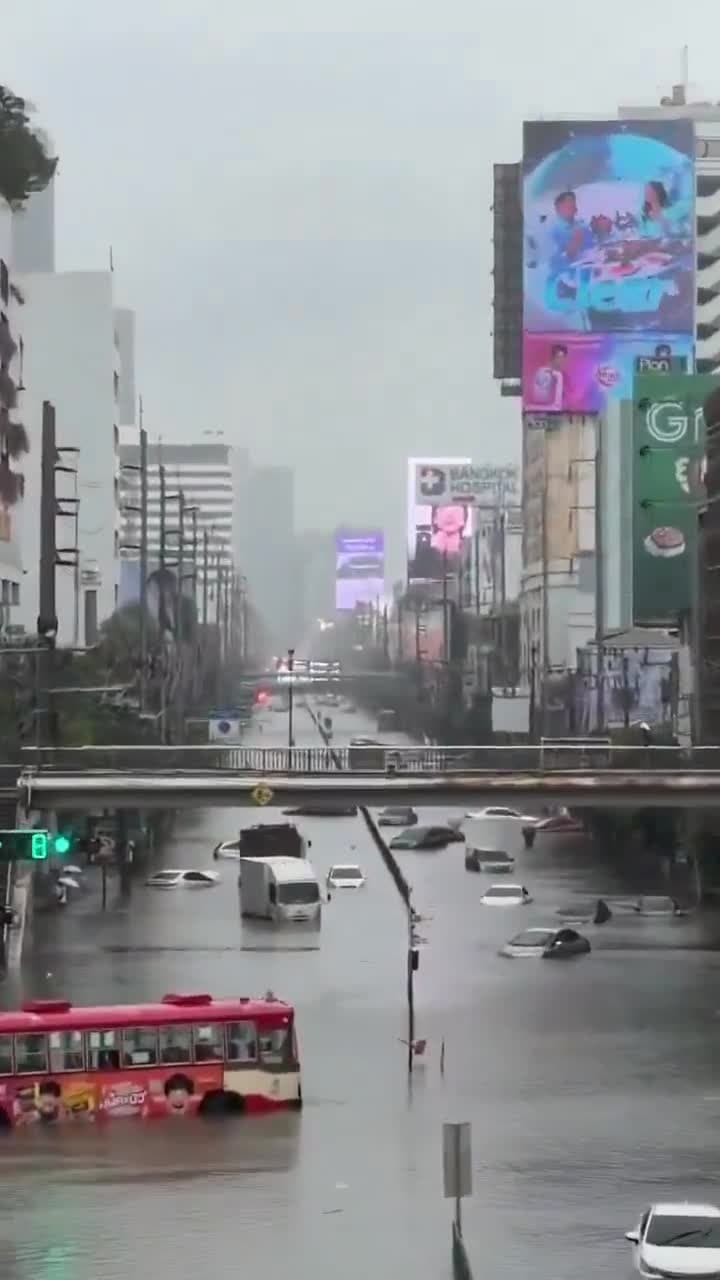 బ్యాంకాక్‌లో భారీ వరదలు