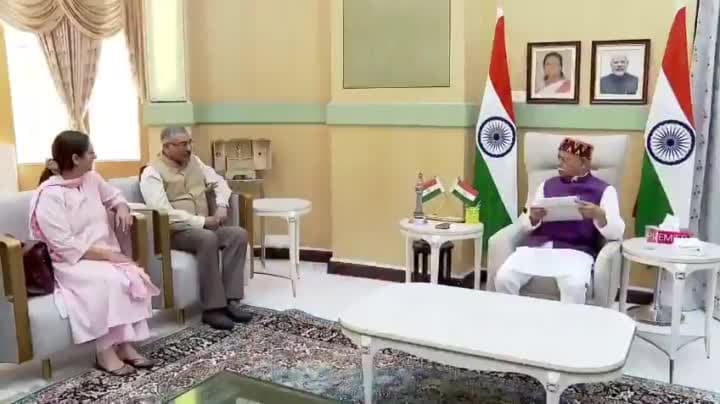 తెలంగాణ గవర్నర్‌ను కలిసిన మాజీ డీజీపీ 