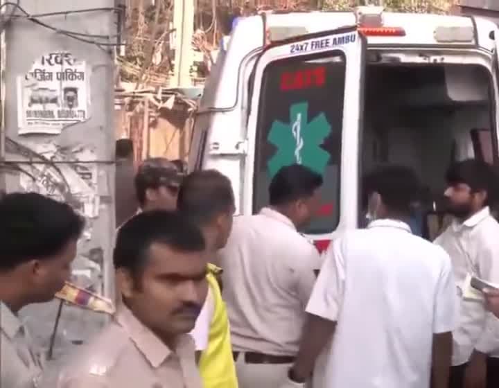 భవనం కూలి తండ్రీకొడుకులు మృతి