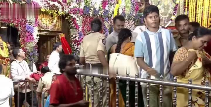 ఇంద్రకీలాద్రిపై సీఎం దంపతుల ప్రత్యేక పూజలు