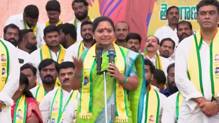 రూ.11 వేల కోట్ల బడ్జెట్ ఉన్నా గుంతలమయంగా రోడ్లు: కవిత
