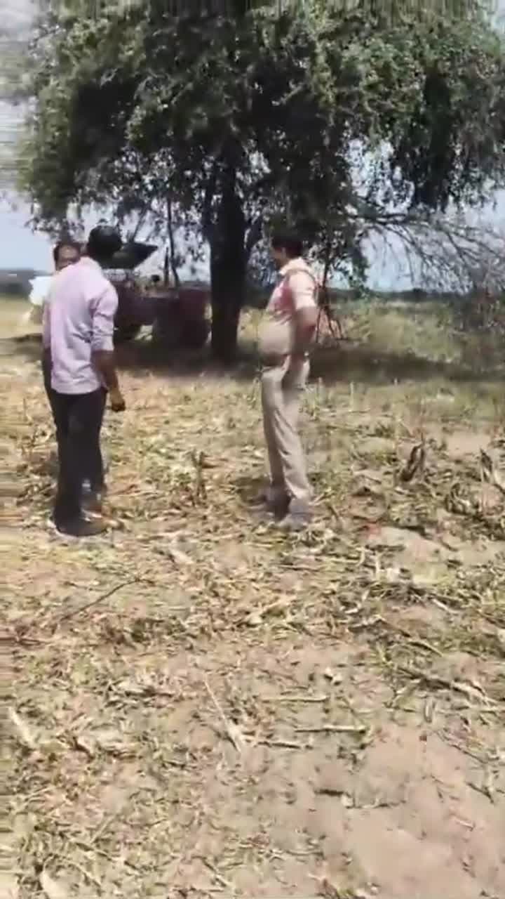 పరిహారం అందలేదన్న రైతుపై si దాడి