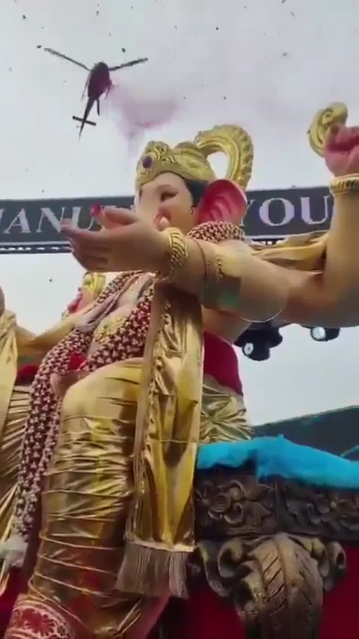 హెలికాప్టర్‌తో గణేశుడిపై పూలవర్షం