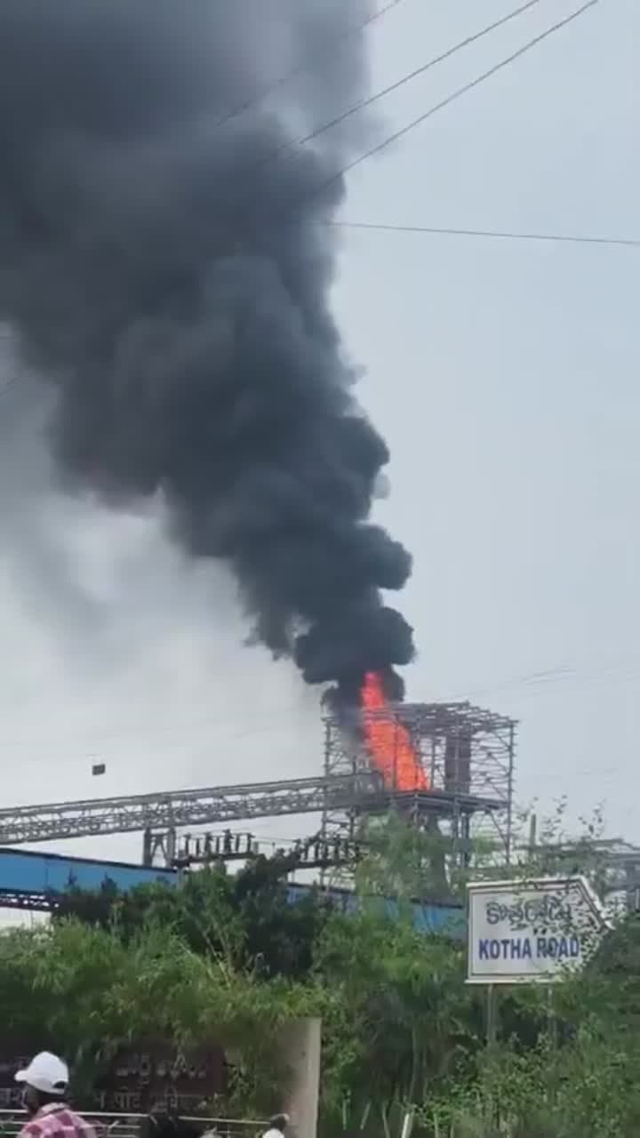విశాఖ పోర్టు అథారిటీలో అగ్నిప్రమాదం