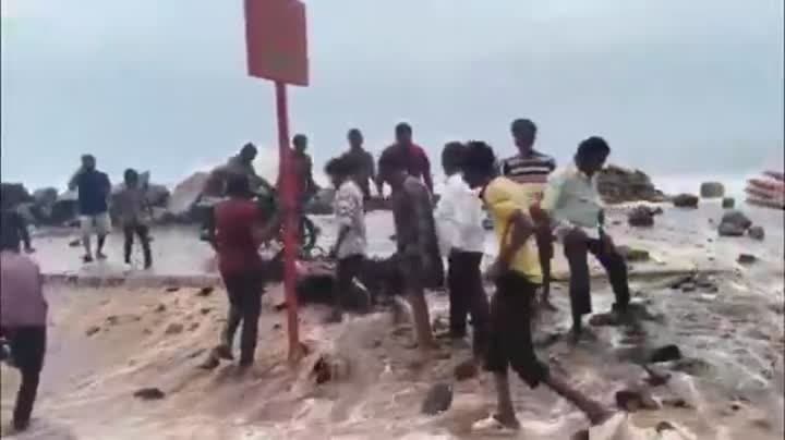 నర్సాపురం తీరంలో భారీ వర్షం