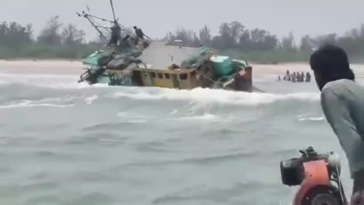 కోనసీమలో మత్స్యకారుల బోటు బోల్తా