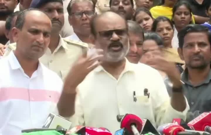 డాక్టర్‌ ప్రియాంక పరిస్థితిపై ప్రభుత్వం స్పందించలేదన్న తండ్రి