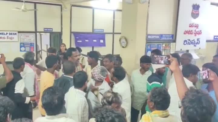 వట్‌పల్లి పోలీస్ స్టేషన్‌పై గ్రామస్తుల దాడి