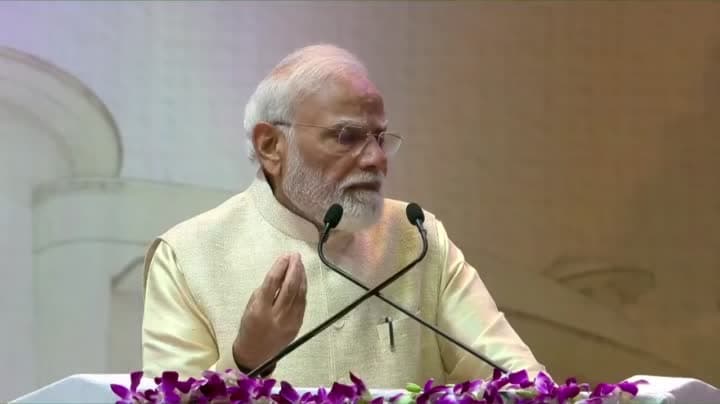 యువత ప్రజాసేవపై దృష్టి పెట్టాలి: మోదీ