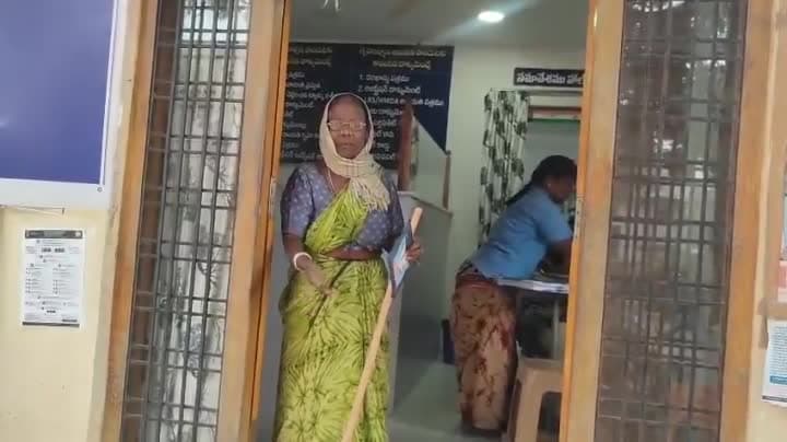 పెన్షన్ కోసం వృద్ధురాలి ఎదురుచూపులు