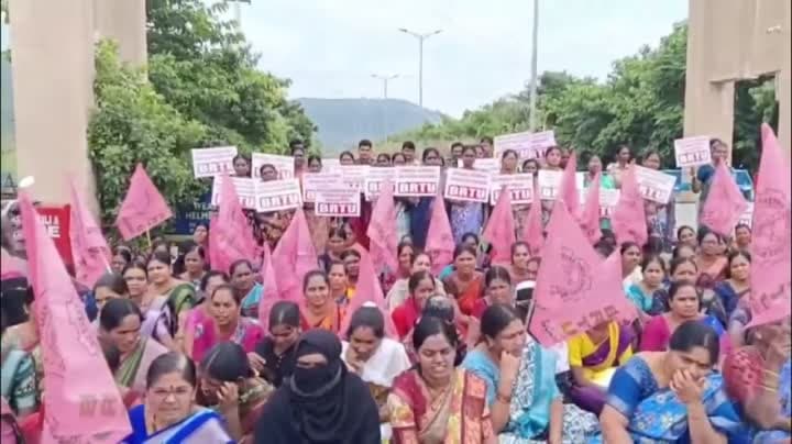 ఏడాది వేతనాలు చెల్లించలేదని బీడీ కార్మికుల ఆందోళన